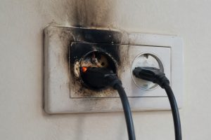 Розетка іскрить чи гріється